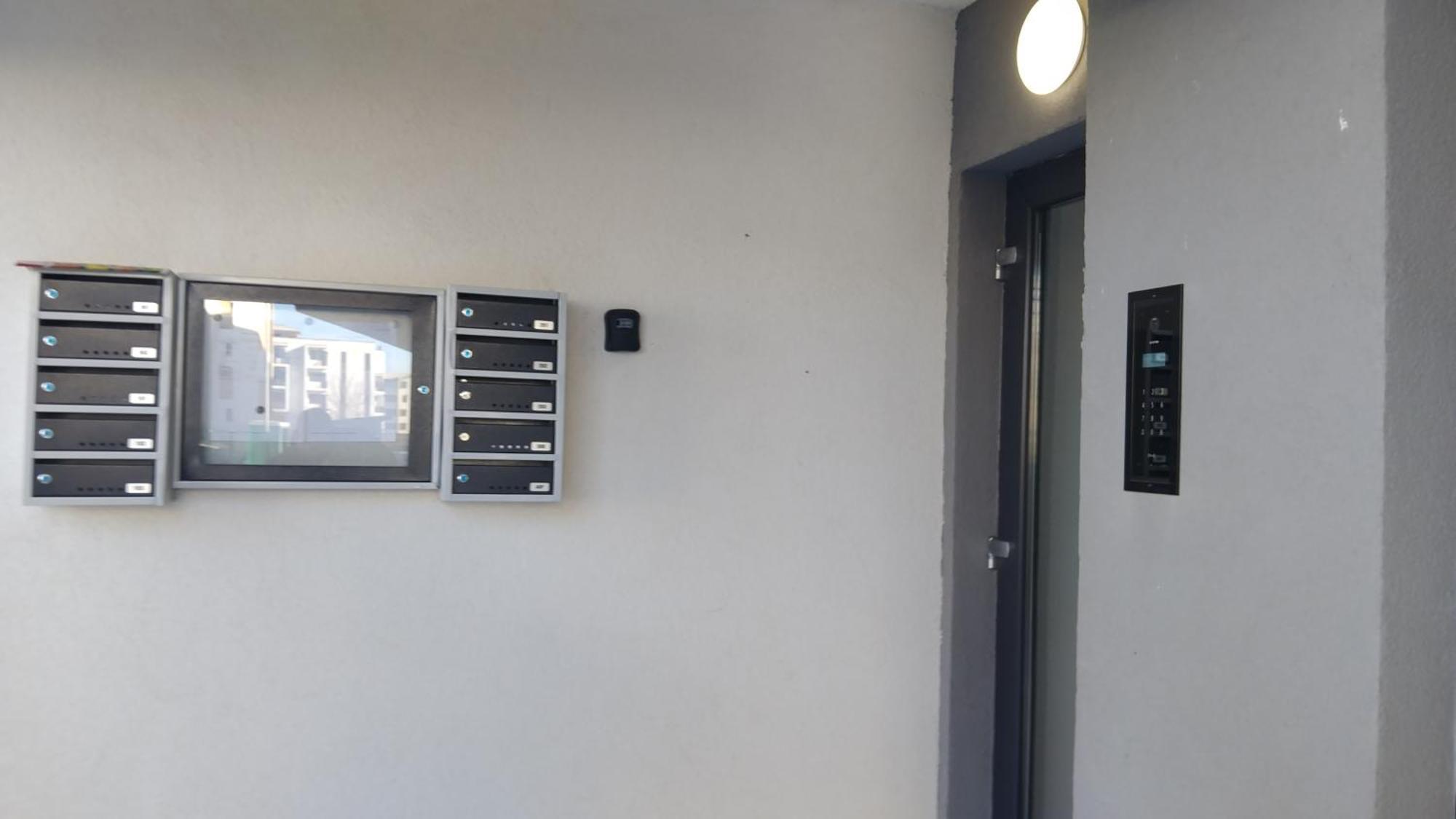 דירה Large Coresi Apartment,