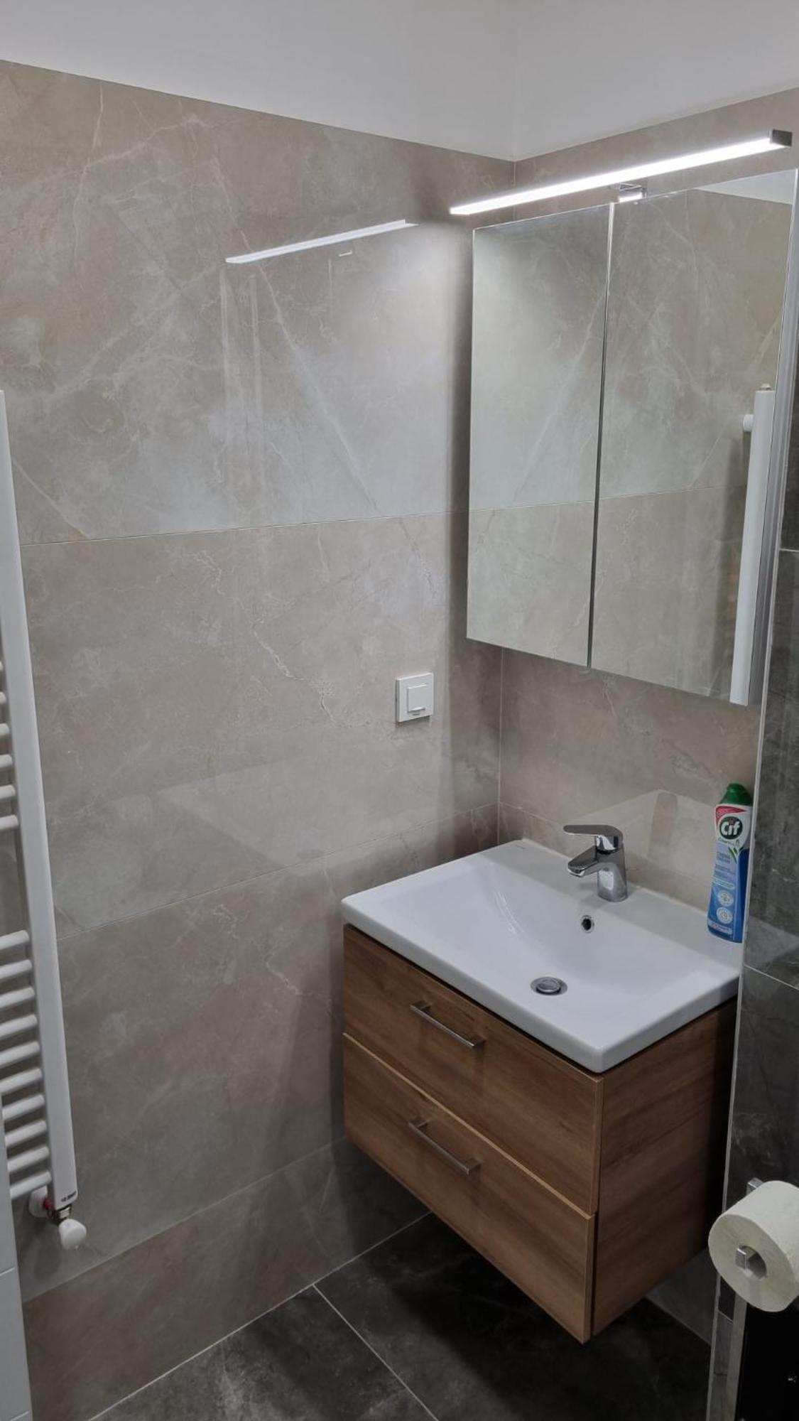 דירה Large Coresi Apartment, *